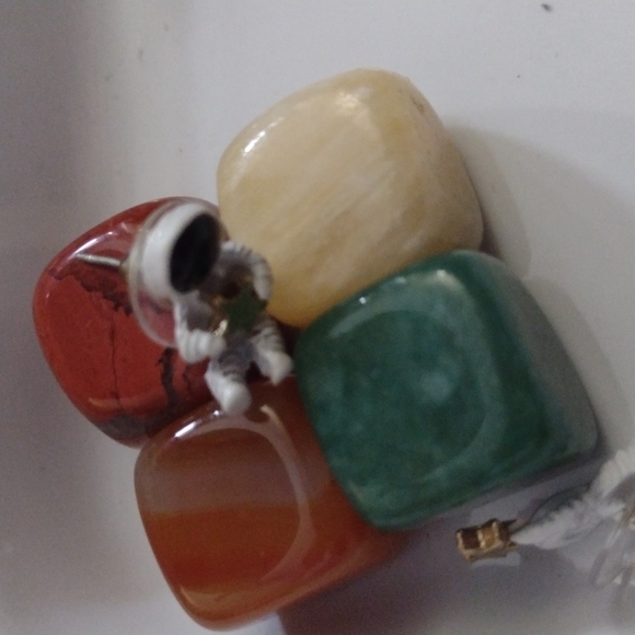 HIT Earrings astronaut stud in super trendy 3d  and 🔥 item right now - Picture 4 of 7